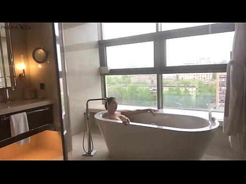 ❤️ عزیزم فوق العاده با شور و شوق بیدمشک خود را در حمام تکان می دهد ❤️ فوق پورن در پورنو fa.porngifmag.ru